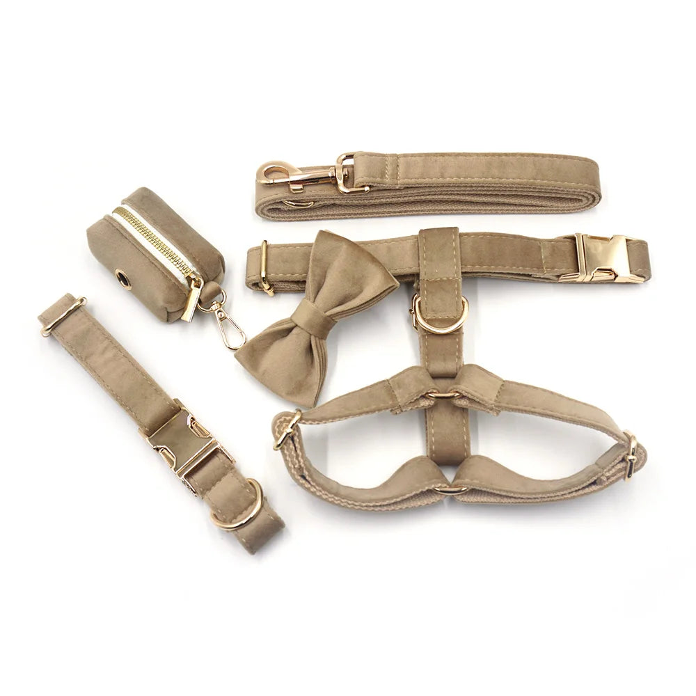 Pysinożek™ | Zestaw Light Coffee Velvet – szelki, smycz, obroża i kokarda dla psa i kota